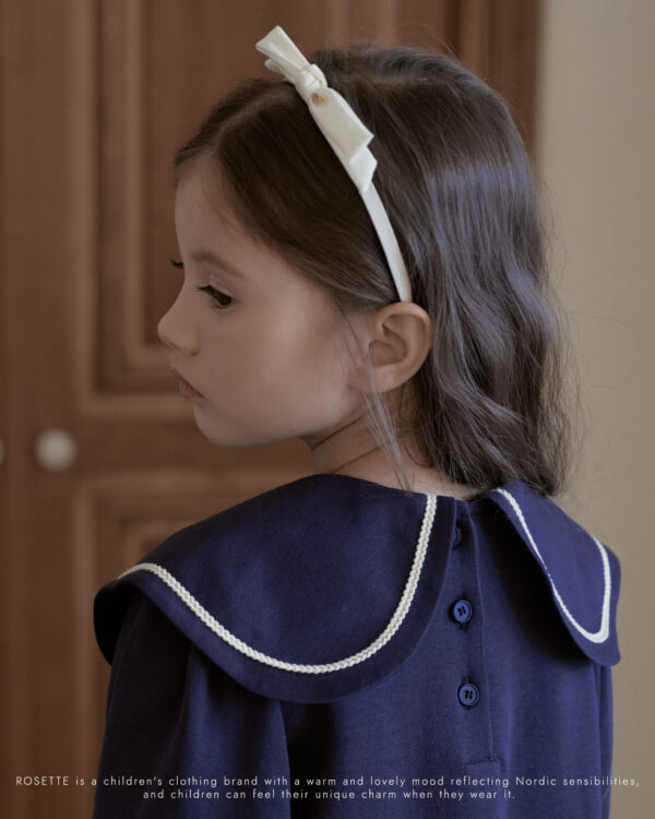 7D11FD84-8A48-4C5B-9D98-9007238D58F9 〖預購〗愛之名大翻領蝴蝶結質感洋裝