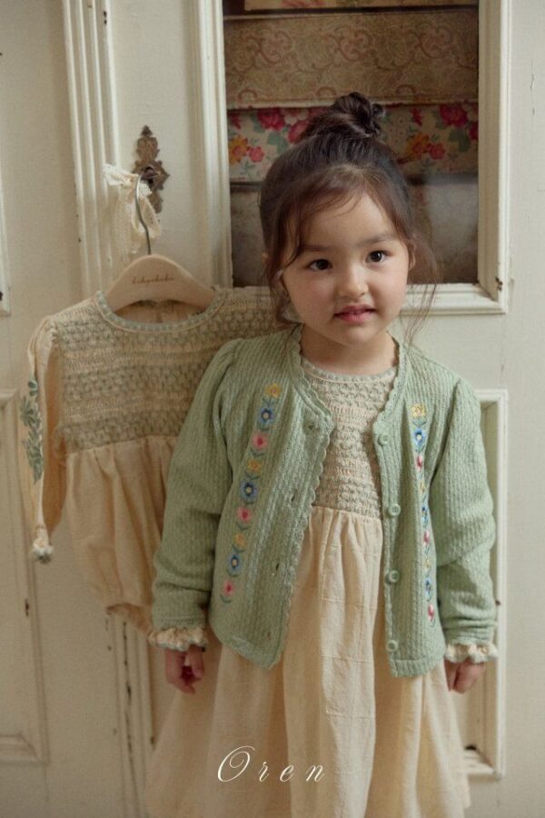 87E48081-2F81-4CD4-A56C-9518F9027FB8 〖預購〗Colette 花卉刺繡開襟外套