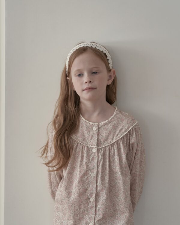 8C63B9AF-4E86-4F69-928E-CBBD9A6FA443_1_201_a 〖預購〗Maren 蕾絲邊飾質感襯衫