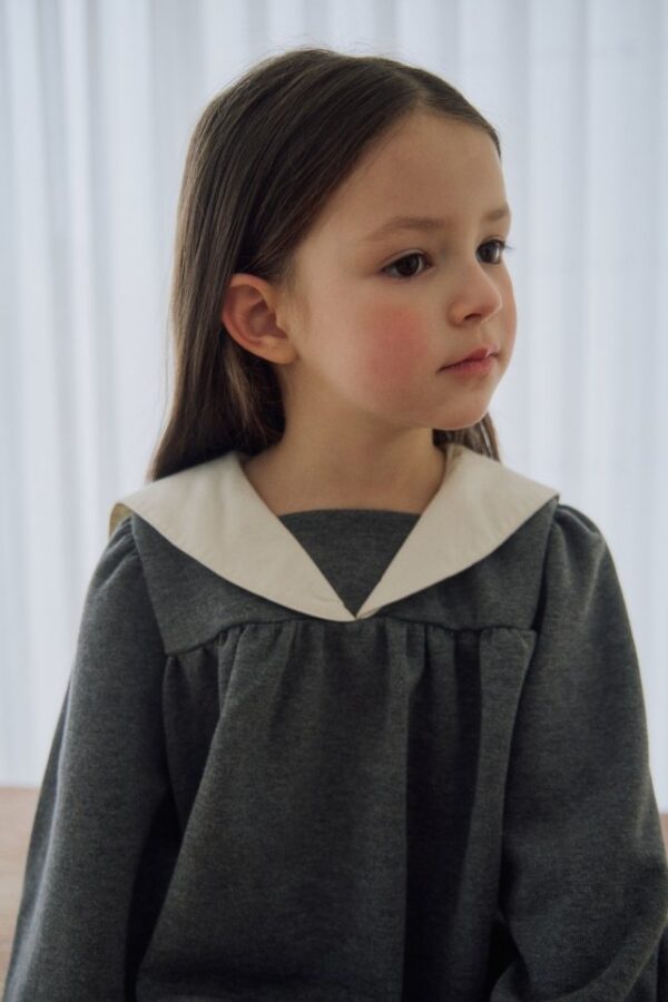 8DA75FBE-A6BE-4696-BAD2-839B05B0E569 〖預購〗學院序曲經典深灰質感洋裝