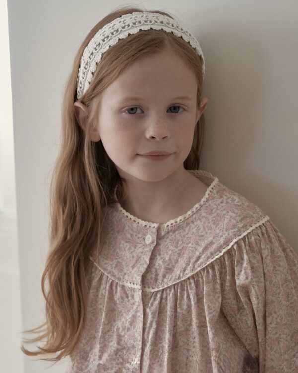 9711AABD-7FAF-499F-B378-2080BF07D937_1_201_a 〖預購〗Daisy 鏤空織紋法式髮箍