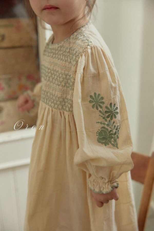 9FA8B1BE-CCDA-421D-8A42-13D9177F386E 〖預購〗Marienne 繡線洋裝