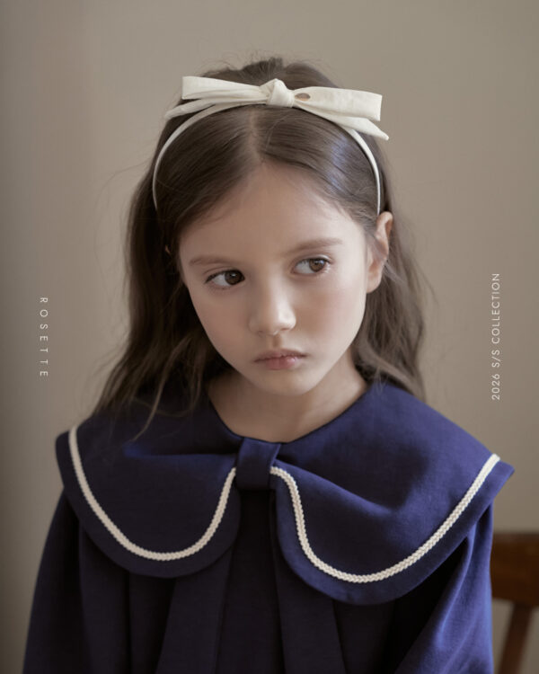 A10B302C-D178-471E-96D7-6BF4FF277C08 〖預購〗Petit 緞面蝴蝶結優雅髮箍