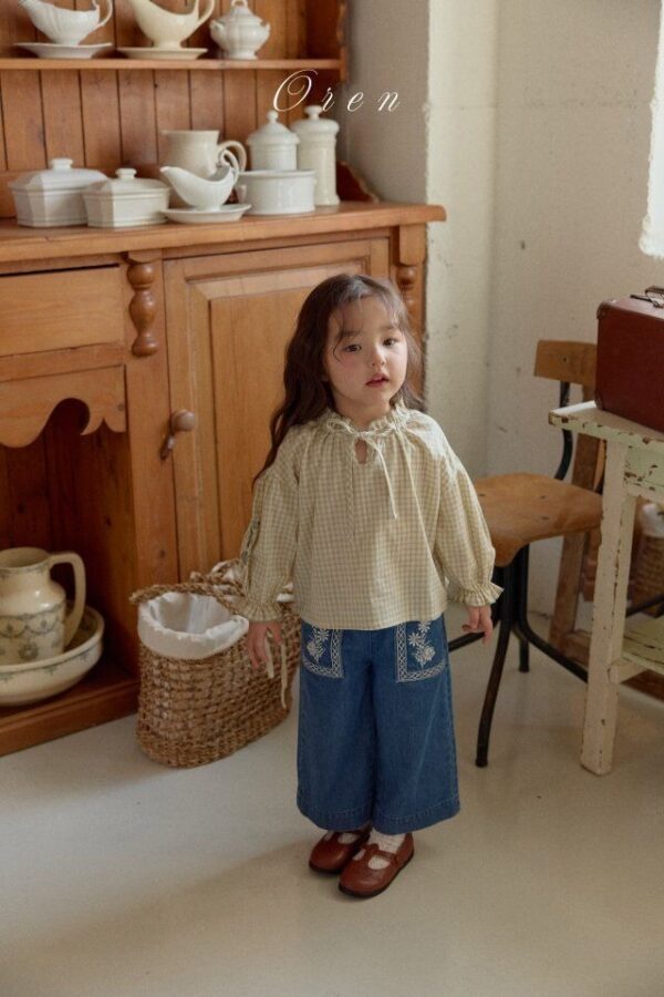 A33A1953-5F70-4BFB-8894-8107006D059F 〖預購〗Noir 刺繡襯衫