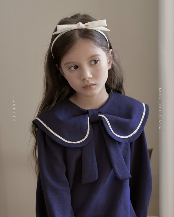 B1A2B8D3-9B05-4DA9-8EA7-D76BCFAF7810 〖預購〗愛之名大翻領蝴蝶結質感洋裝