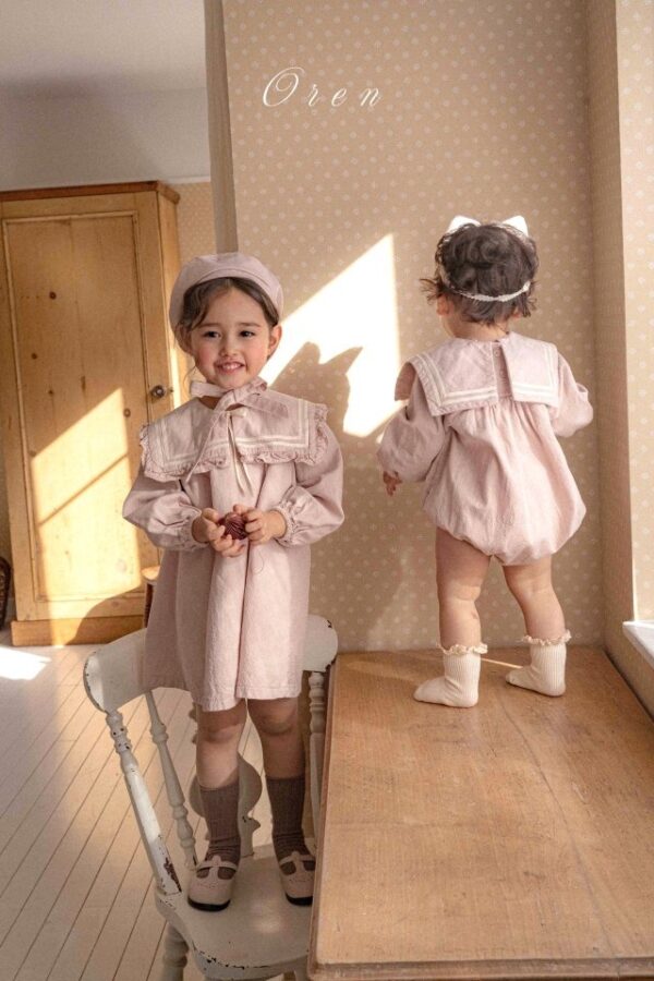 BA82DA01-C9EA-49AB-8E17-E418C9F65625 〖預購〗牛奶海軍領舒柔洋裝