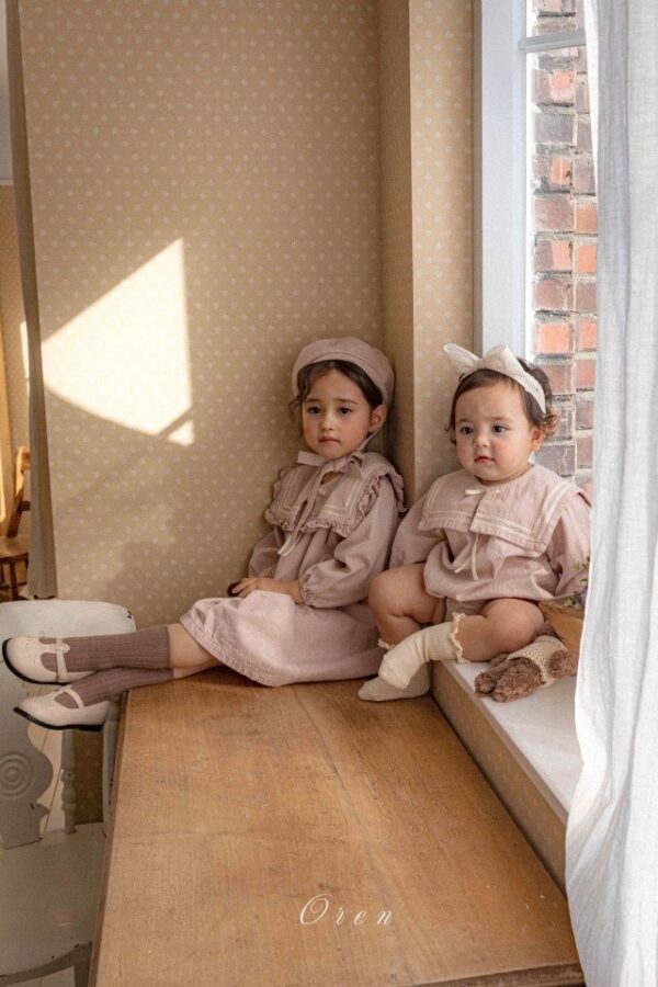 C24EC210-815E-496B-9266-13D3DB861781 〖預購〗牛奶海軍領舒柔洋裝