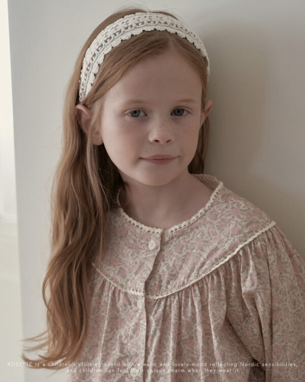 C46AAD3B-9EBE-4E86-8EF7-A04876D618D1 〖預購〗Maren 蕾絲邊飾質感襯衫