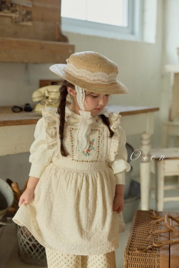 C6B22393-D815-4CAE-B415-7F320C6DA50B 〖預購〗Arbo 刺繡吊帶裙