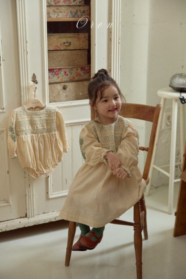 CA1E712E-0A64-4885-B6ED-B0250E09CDE9 〖預購〗Marienne 繡線洋裝