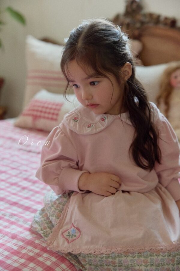 CE506C54-2268-4624-B307-24152BCFD256 〖預購〗Asha 花卉刺繡衛衣