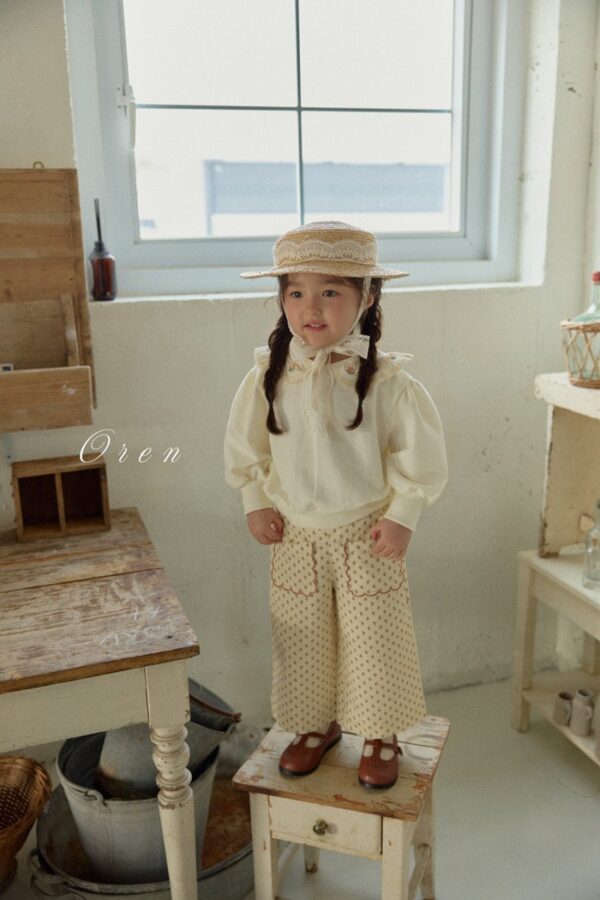 D75CAF89-BE54-481C-929F-81B759F7279E 〖預購〗Asha 花卉刺繡衛衣