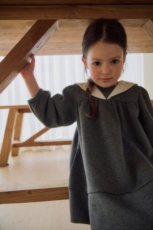 D7CA6400-135A-4D1C-B4C9-312144677939 〖預購〗學院序曲經典深灰質感洋裝