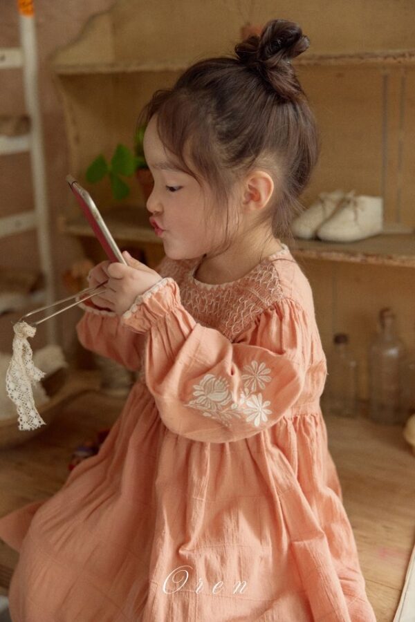 DA58D1C7-3772-48F9-A5B8-0537669021BE 〖預購〗Marienne 繡線洋裝