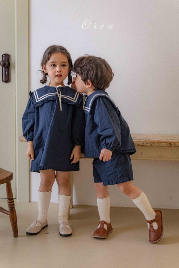 DC3BACF1-279B-484F-B13D-EAF8CE18BB5C 〖預購〗牛奶海軍領舒柔洋裝