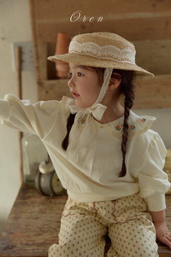 EC7B99B5-4C63-4275-AD75-BA921C689DFB 〖預購〗Asha 花卉刺繡衛衣