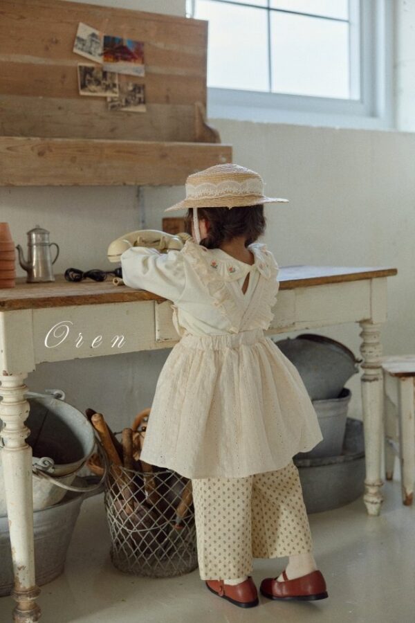 EFBCE4A6-A0D4-43F3-8234-1C3123CED290 〖預購〗Arbo 刺繡吊帶裙