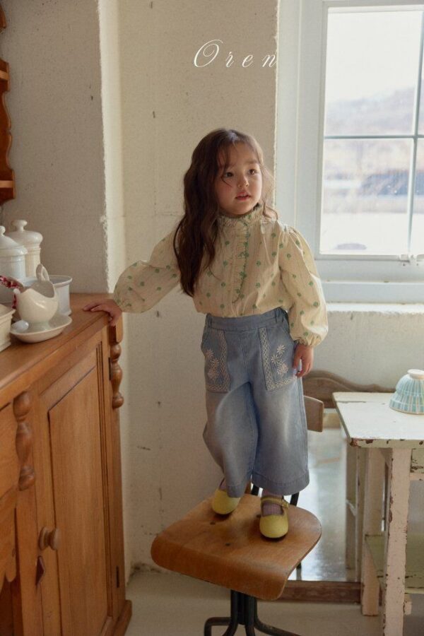 F18E12F5-55D2-446A-BAB0-3AB9D47A1533 〖預購〗Colette 花卉襯衫