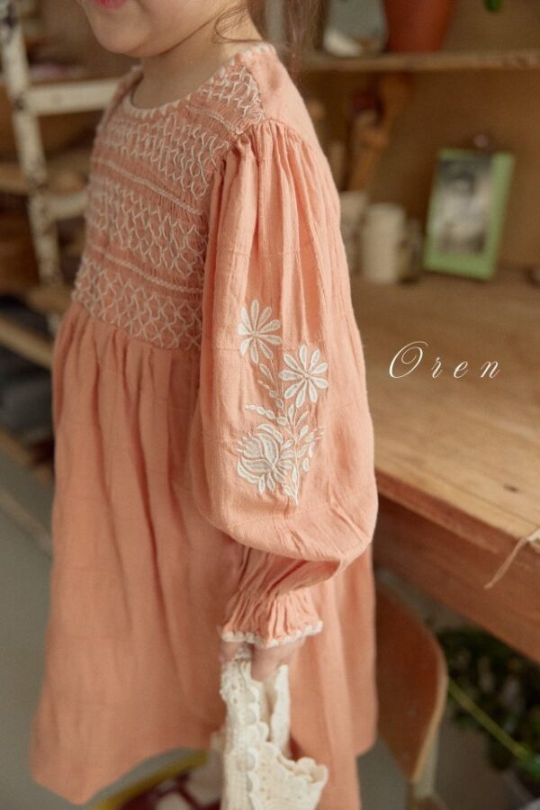 F52C09FC-4272-409A-AB57-7D0866997636 〖預購〗Marienne 繡線洋裝