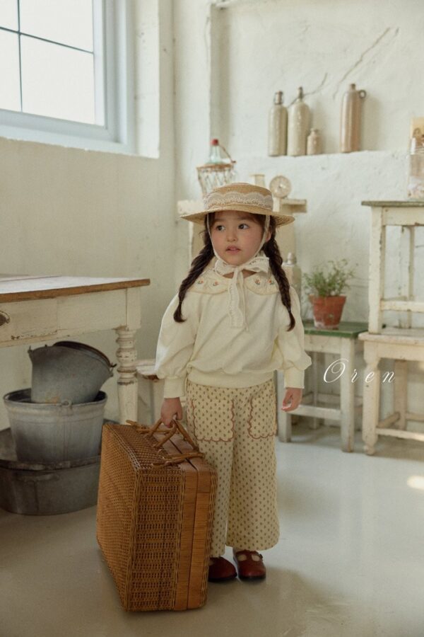 F5D32EB2-E5B2-4B3D-BAC6-AAB3E8040EE3 〖預購〗Asha 花卉刺繡衛衣