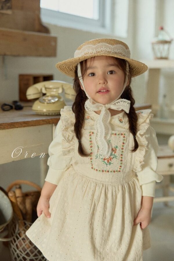 F675F1C8-6018-4367-AD95-F2D8CC7B32A7 〖預購〗Arbo 刺繡吊帶裙