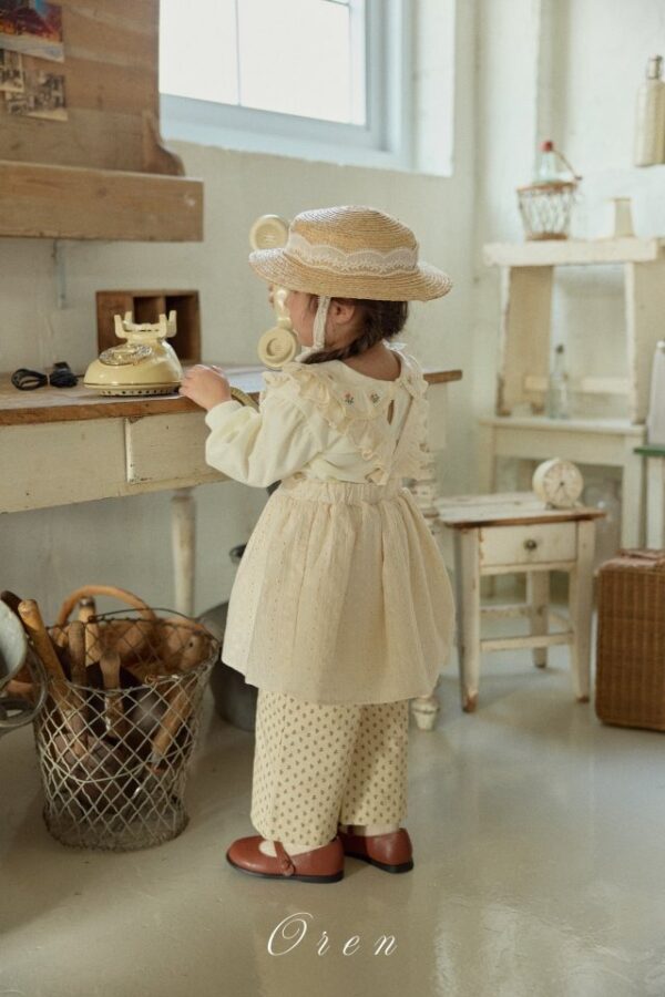 FD295C6B-6F8F-47E7-B3C7-95E64F8817D1 〖預購〗Arbo 刺繡吊帶裙