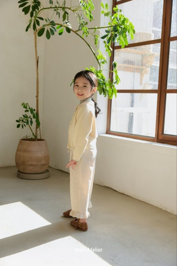 00432C1E-3506-479A-AF2B-A74F003098BF 〖預購〗線條律動荷葉邊飾條紋長褲