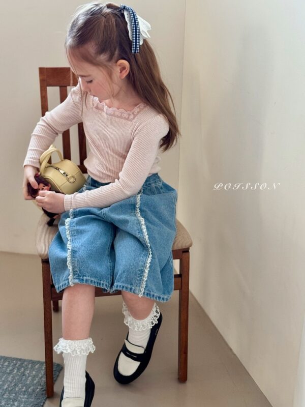 03521877-123F-4151-8836-6C9685F00B42_1_105_c 〖預購〗Blanc 柔霧感蕾絲飾邊上衣