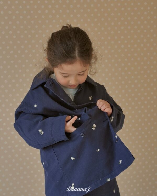 04FDE807-27DB-4120-886E-E9811C6C338A 〖預購〗小精靈繁花刺繡舒柔夾克