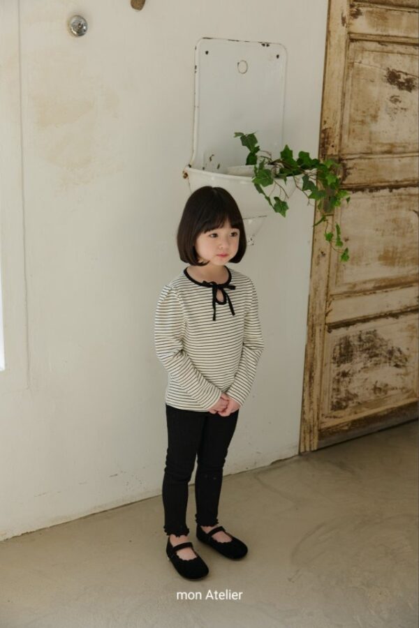 097972E8-8D8F-48CD-9FB4-40056A6B95E9 〖預購〗繫情蝴蝶結飾條紋質感上衣