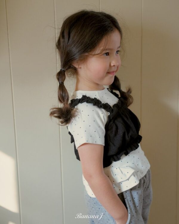 09F36BC0-946C-477A-87C4-4C2A5DA9F80C 〖預購〗Love Me 點點荷葉下擺上衣