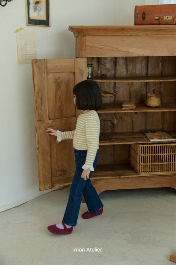 0CFC3EEC-0014-44FD-B149-DB528C331ED5 〖預購〗蜜糖線條古典上衣