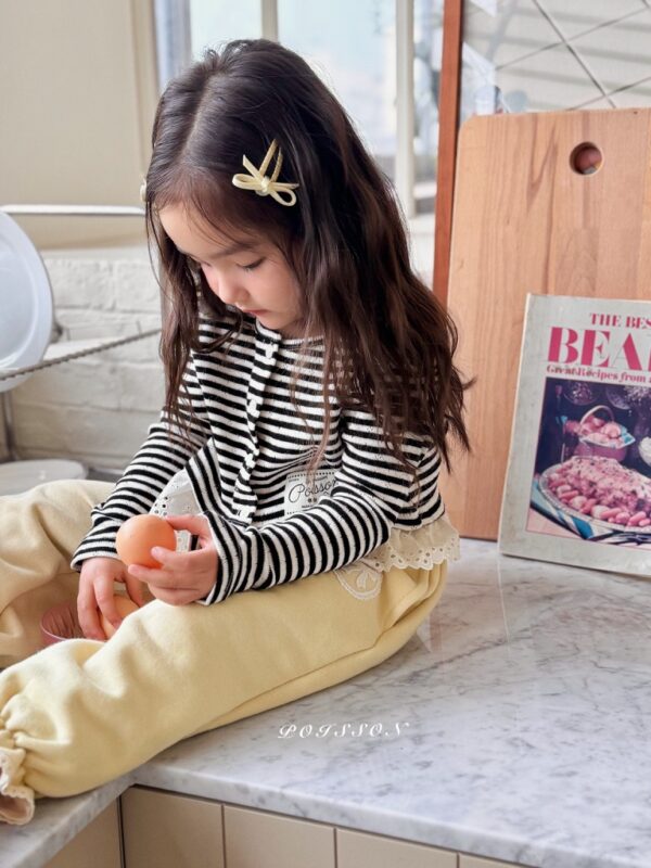 0E8C58C5-220C-40AB-8A39-5EE61C9C868F_1_105_c 〖預購〗Eloi 蕾絲拼接舒柔開襟衫