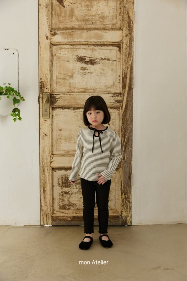 154AAC10-E4A7-41A2-AB75-ACB1E5DE017B 〖預購〗繫情蝴蝶結飾條紋質感上衣