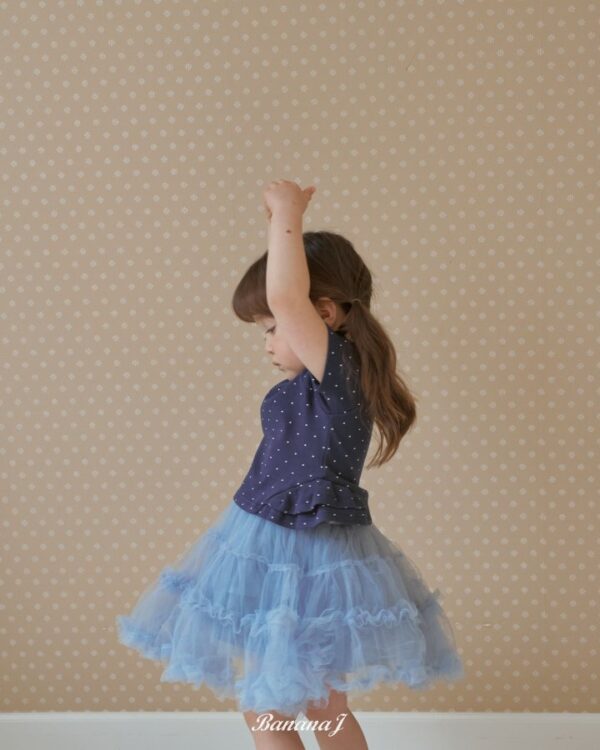 1633AAD0-3E09-40B1-9264-E95566D62E17 〖預購〗Love Me 點點荷葉下擺上衣