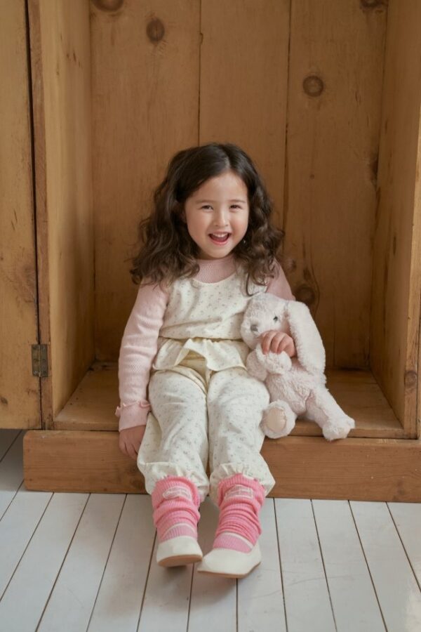 170303BC-D7E2-4E7C-A82B-AFA468A88579 〖預購〗Rosy 舒柔花瓣邊鬆緊縮口褲