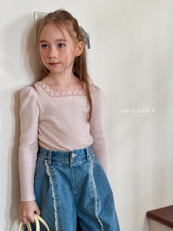 17F3838C-F197-4F52-B939-7B0E70A5C465_1_105_c 〖預購〗Blanc 柔霧感蕾絲飾邊上衣