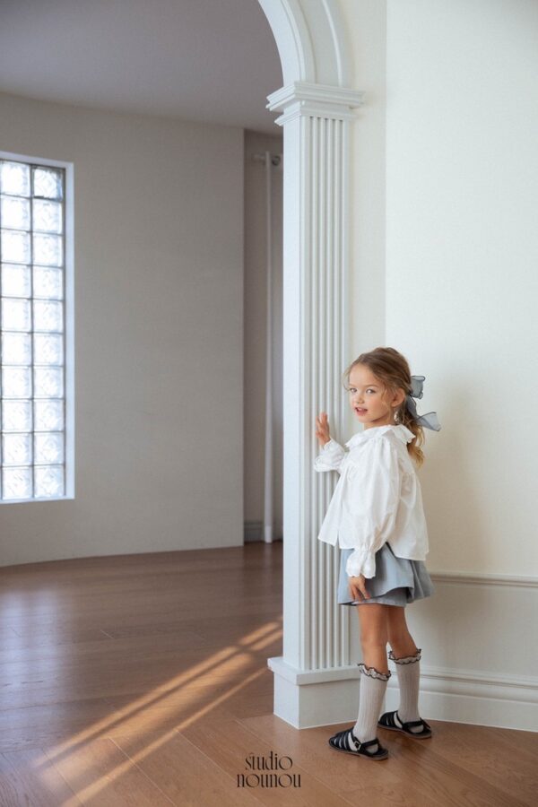 1E6987D8-5E2E-4F93-BEFE-B7E59F6224B6_1_105_c 〖預購〗林間碎步荷葉邊上衣