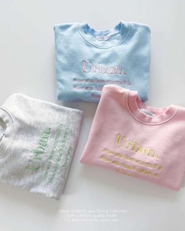 1FFB6CB5-921D-4288-ABA2-B3EAF616C10A 〖預購〗LOGO繡字大學 T