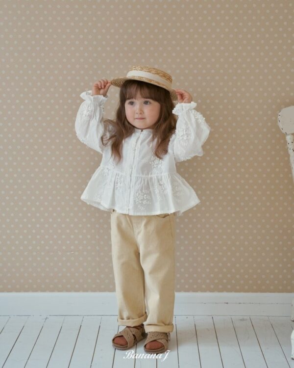 216E5D6E-70E7-4F6C-B004-27D9E2702428 〖預購〗暖感花瓣領蕾絲刺繡襯衫