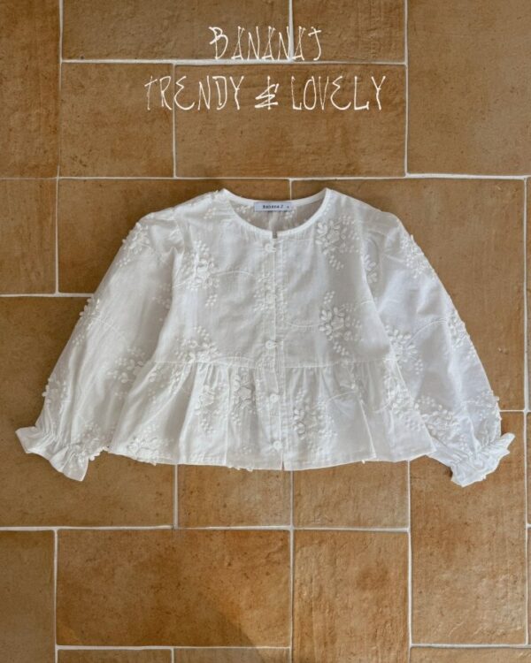 226FB384-5599-40EB-97E0-5309ECDEA547 〖預購〗暖感花瓣領蕾絲刺繡襯衫