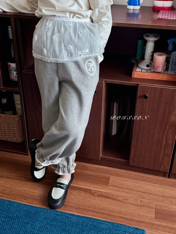 242FB088-0764-4D83-977F-F305FD6536A3_1_105_c 〖預購〗日常感荷葉邊飾舒柔縮口褲