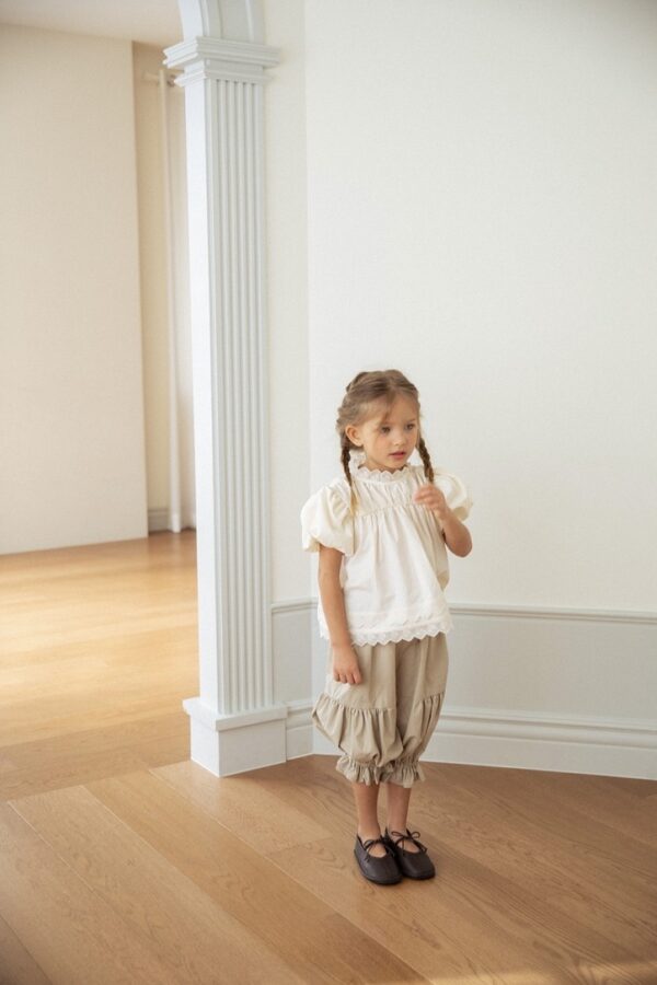 2ED88502-A633-451E-96C0-305BE49D6B13_1_105_c 〖預購〗蕾絲微顫花邊上衣