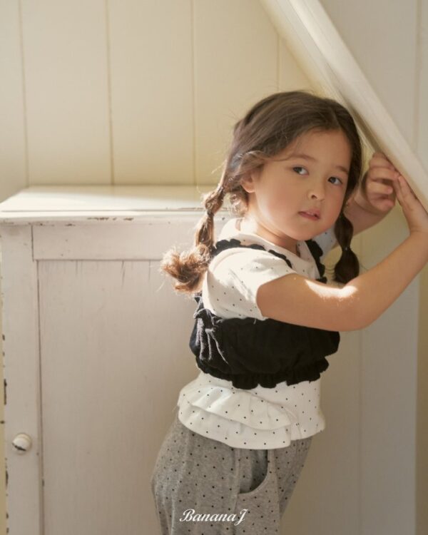 2FD0406C-E895-4298-BDC5-ED0CCD6D87DA 〖預購〗Love Me 點點荷葉下擺上衣