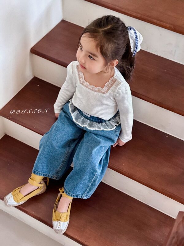 34508ECD-8BCC-4D90-8C58-A65E79B8580A_1_105_c 〖預購〗Blanc 柔霧感蕾絲飾邊上衣