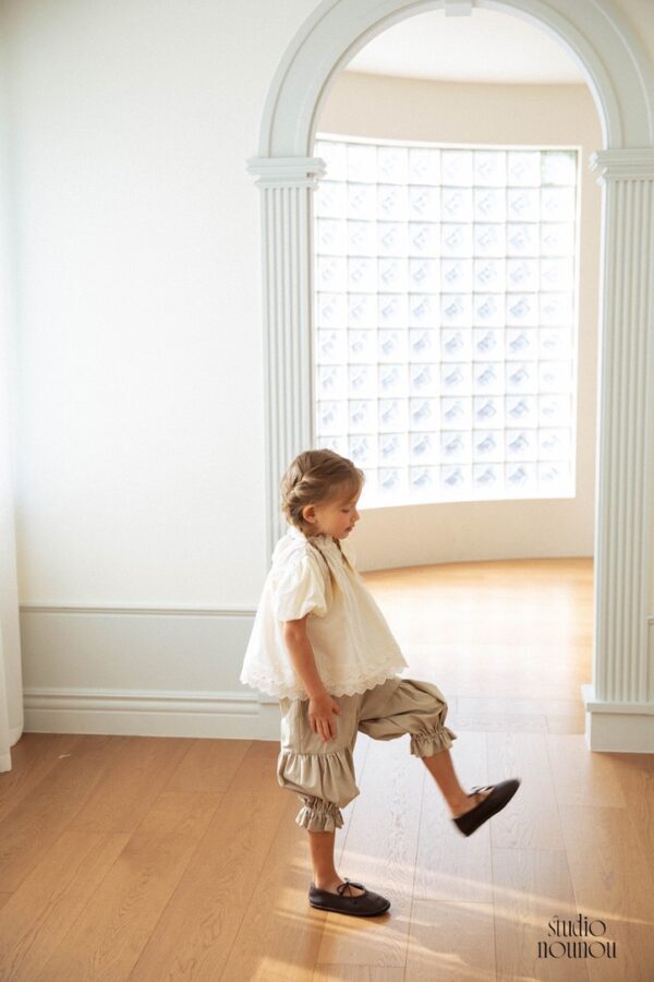 38DD6EE5-8C25-46C5-B632-7897EC1196D2_1_105_c 〖預購〗蕾絲微顫花邊上衣