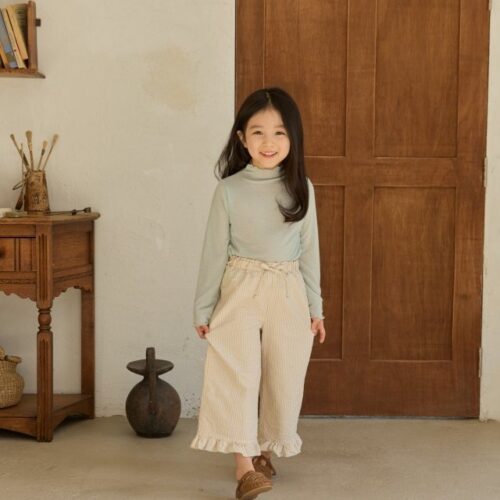 3C677488-8652-4B14-B1FB-6C38BE14204D 〖預購〗線條律動荷葉邊飾條紋長褲