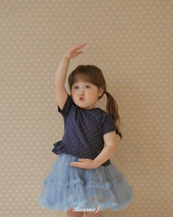 4047BFCA-F727-4710-877D-1E2C5C0B5C92 〖預購〗Love Me 點點荷葉下擺上衣