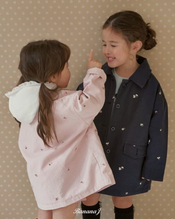 40591785-2DF4-42E1-B8A7-BC1ABB98957C 〖預購〗小精靈繁花刺繡舒柔夾克