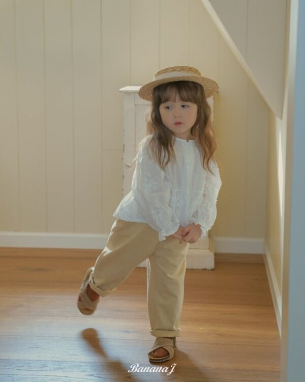 45EEDD04-5BDB-412D-8FC0-EA8452744A06 〖預購〗暖感花瓣領蕾絲刺繡襯衫